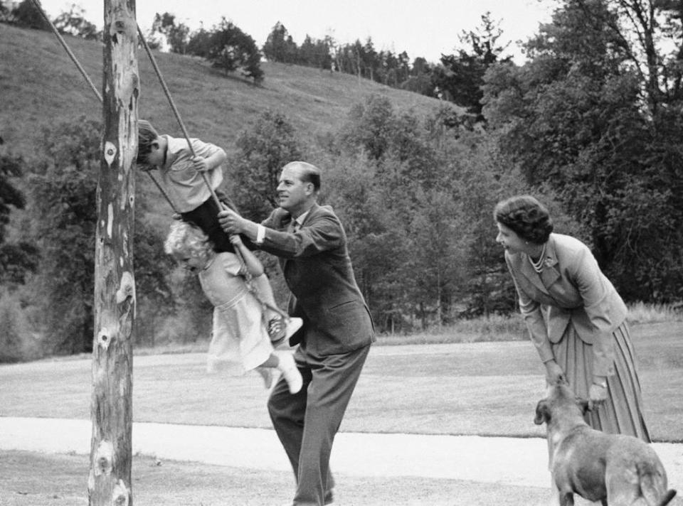 Queen Elizabeth, Prince Philip, Prince Charles, Princess Anne, 1955, Widget