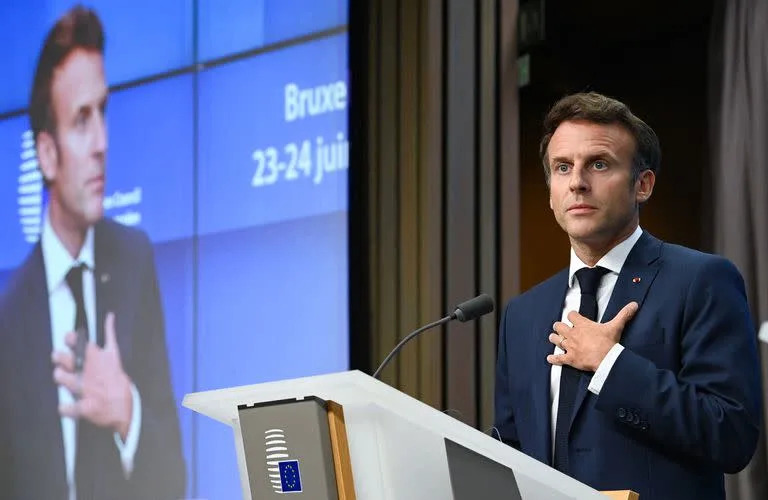 El presidente de Francia, Emmanuel Macron, durante la cumbre europea donde se decidió la candidatura de Ucrania