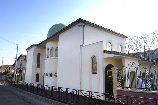 La mosquée de Bondy, en Seine-Saint-Denis, première du genre à être officiellement ouverte dans le département, a subi des dégradations le 28 juillet. Une enquête a été ouverte (photo d'archive prise en 2005 à l'occasion de l'ouverture de la mosquée). (Photo: STEPHANE DE SAKUTIN / AFP)