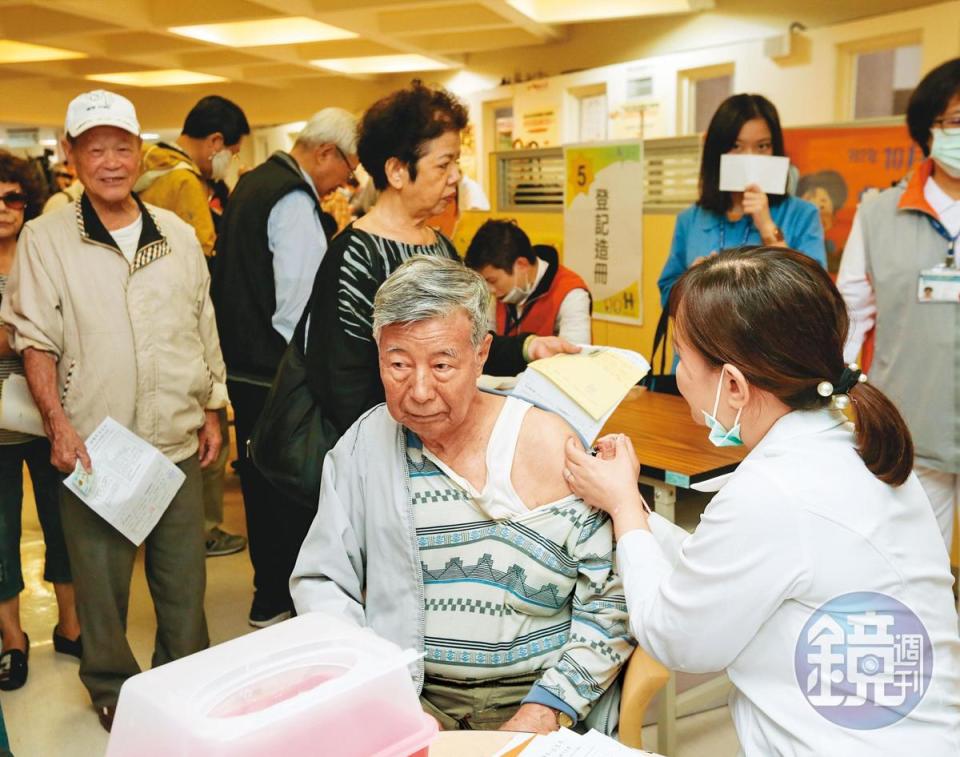 台灣流感施打率接近3成，其中6成公費流感疫苗由國光生技供應。