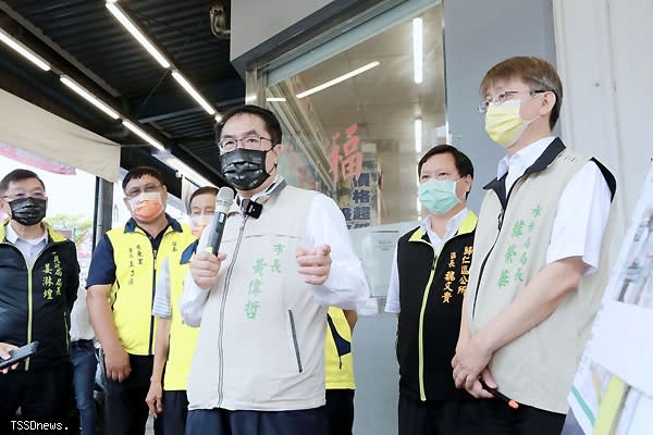 南市長黃偉哲視察水情中心防汛及歸仁區中山路與民權北路周邊積水改善情形。（記者李嘉祥攝）