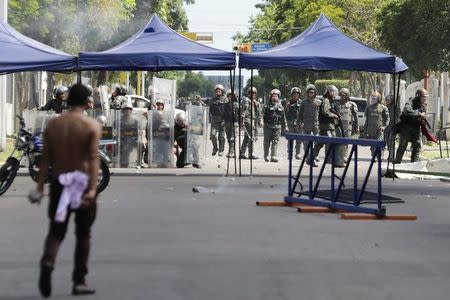 Demonstrators clash with security forces during a gathering of supporters of Andres Velasquez, the candidate of the Venezuelan coalition of opposition parties (MUD) for the Bolivar state governor office, near the regional office of the National Electoral Council (CNE), in Ciudad Bolivar, Venezuela, October 16, 2017. REUTERS/William Urdaneta