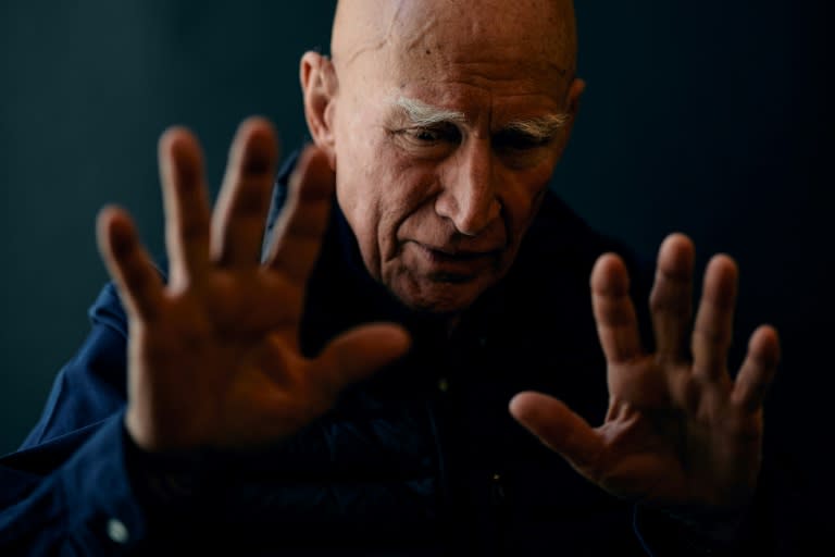 Le photographe brésilien Sebastiao Salgado pose à la Somerset House à Londres le 18 avril 2024 (BENJAMIN CREMEL)