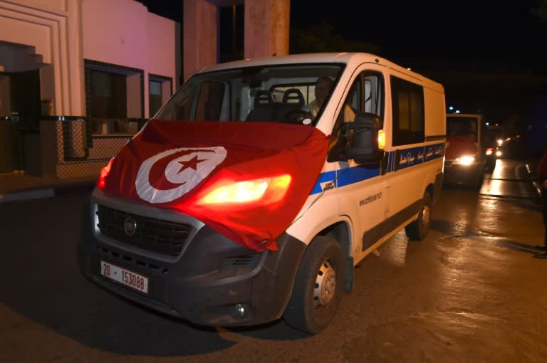 Une ambulance au capot enveloppé du drapeau tunisien transporte, le 8 juillet 2018 à Tunis, l'un des six membres des forces de l'ordre tués dans le nord-ouest du pays au cours d'une attaque "terroriste" selon les autorités