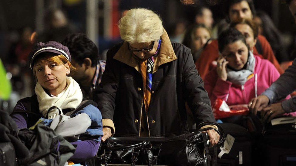 Mujeres esperando en una larga fila de pasajeros para abordar un avión en el aeropuerto Barajas de Madrid
