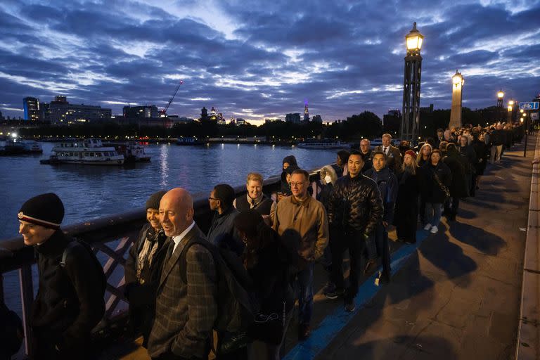 Numerosas personas esperan en fila para presentar sus respetos a la difunta reina Isabel II en la capilla ardiente instalada en Westminster en Londres, el 15 de septiembre de 2022.