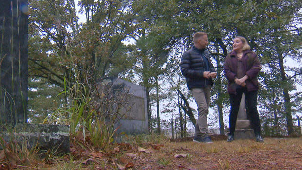 Ruth Coker Burks with correspondent Seth Doane.  / Credit: CBS News