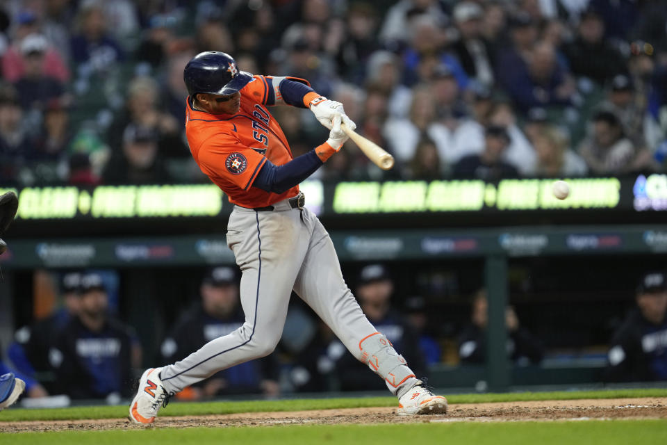Houston Astros' Jeremy Peña hits a one-run single against the Detroit Tigers in the eighth inning of a baseball game, Friday, May 10, 2024, in Detroit. (AP Photo/Paul Sancya)