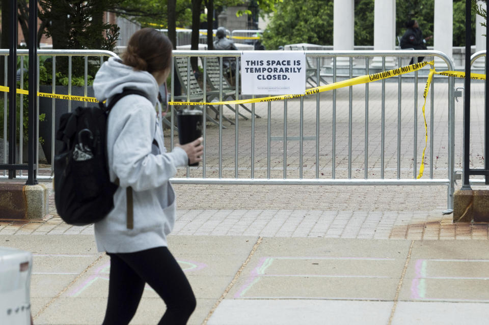 Un jardín en la Universidad George Washington está cerrado mientras los estudiantes protestan contra la guerra de Israel en la Franja de Gaza en Washington, el sábado 27 de abril de 2024. (AP Foto/Cliff Owen)