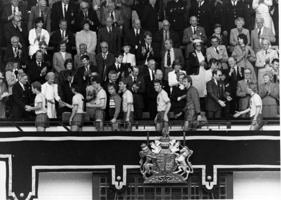 Watford Observer: Ο Kenny Jackett κοιτάζει το Wembley καθώς περιμένει να του απονεμηθεί το μετάλλιο του δεύτερου