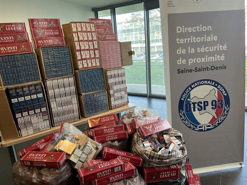 Paquetes de cigarrillos de contrabando y falsificados incautados por la policía francesa durante una operación contra la venta ilegal en el barrio parisino de Seine-Saint-Denis durante una rueda de prensa en Bobigny