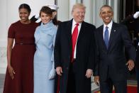 <p>Barack und Michelle Obama begrüßen Donald und Melania Trump beim Weißen Haus (Bild: AP Photo/Evan Vucci) </p>