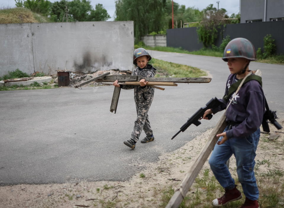 Andrii y Valentyn patrullan las calles que rodean su casa. (REUTERS/Gleb Garanich)