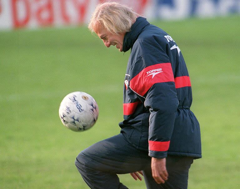 César Menotti hace jueguito con la pelota durante un entrenamiento en Independiente, en 1997