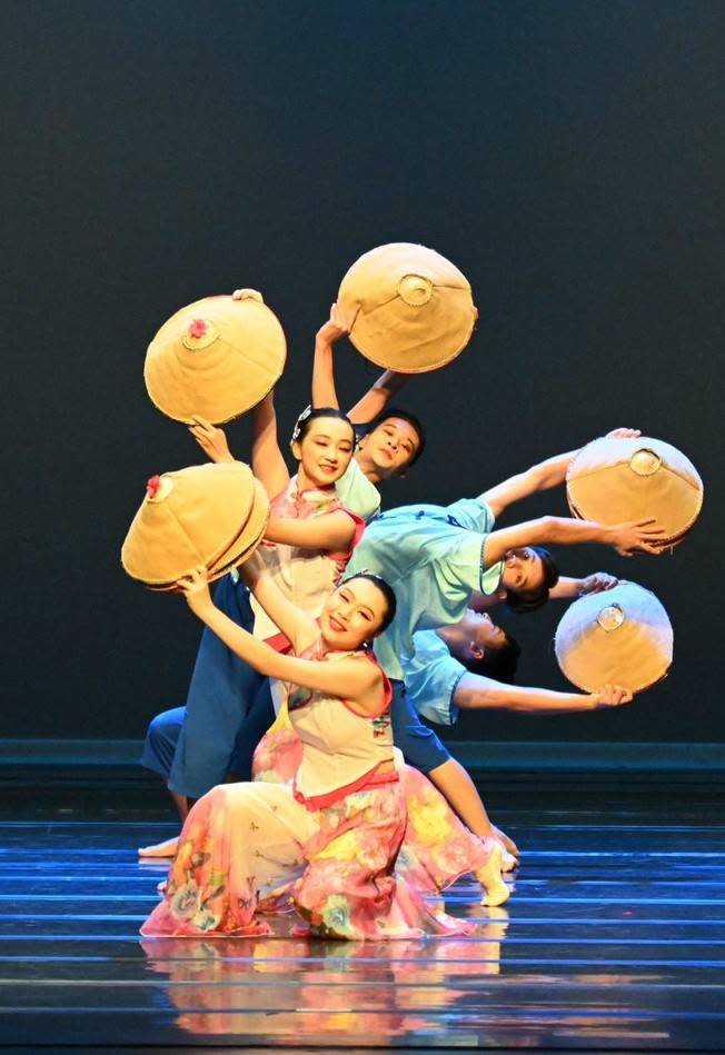 華藝舞蹈科《笠影花香》舞出多元異國風情，榮獲教育部二０二二新住民舞蹈比賽B組第一名。　（記者王正平攝）