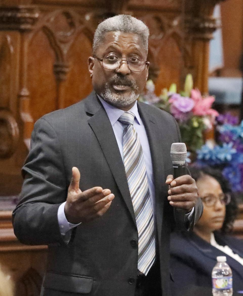 Robert Fogg introduces himself during a Meet the Candidates for Public Defender meeting held Monday, April 18, 2022 at Central Church of Christ in Rochester. 