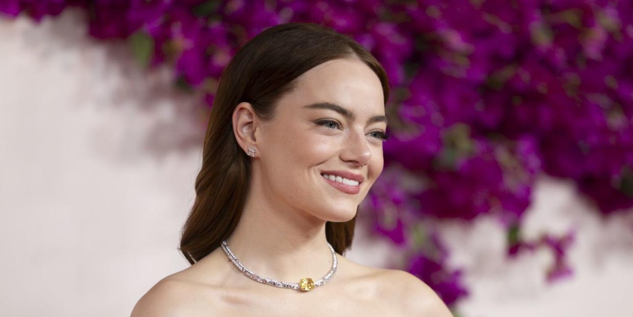 actor emma stone poses at the 2024 academy awards
