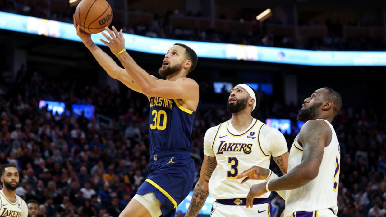 <div>Stephen Curry #30 of the Golden State Warriors shoots over Anthony Davis #3 and LeBron James #23 of the Los Angeles Lakers at Chase Center on January 27, 2024 in San Francisco, California. (Photo by Ezra Shaw/Getty Images)</div> <strong>(Getty Images)</strong>