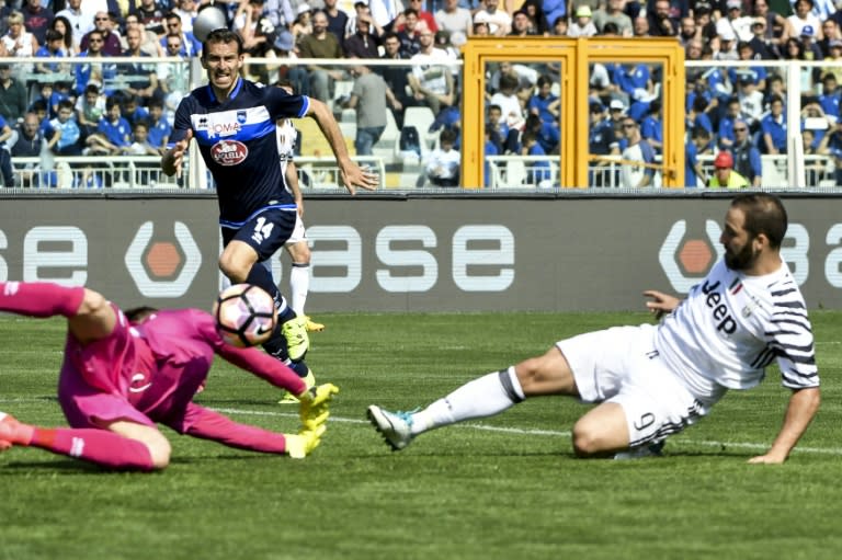 Juventus' Gonzalo Higuain (R) scores during their match against Pescara at Adriatico's comunal stadium, in Pescara, on April 15, 2017