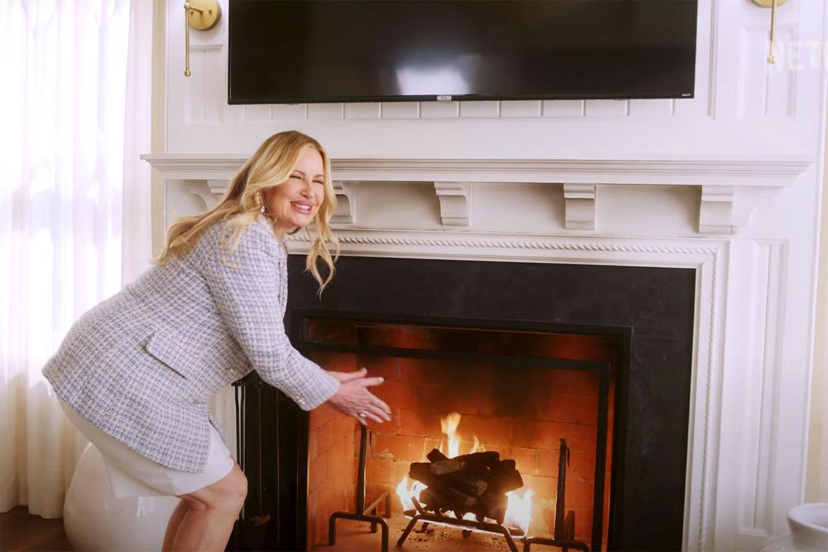 1200px x 800px - Jennifer Coolidge Wants to Sell You a 'Dream Home' in Teaser for Ryan  Murphy's The Watcher