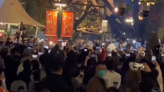 中國爆發「白紙革命」，各地揭竿起義，抗爭者高舉白紙大喊「不自由毋寧死」。（圖／翻攝自推特）