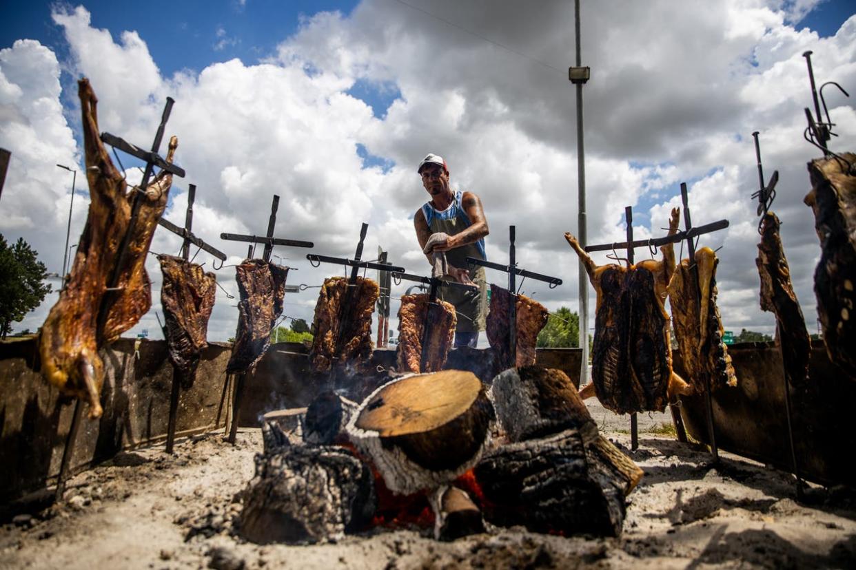 Jose Lobos, asador de Parrilla Carlitos, en ruta provincial 2, Dolores, Provincia de Buenos Aires, un restaurante históricos donde comieron personalidades de todos los ámbitos. Desde Juan Manuel Fangio hasta Isabel "la Coca" Sarli