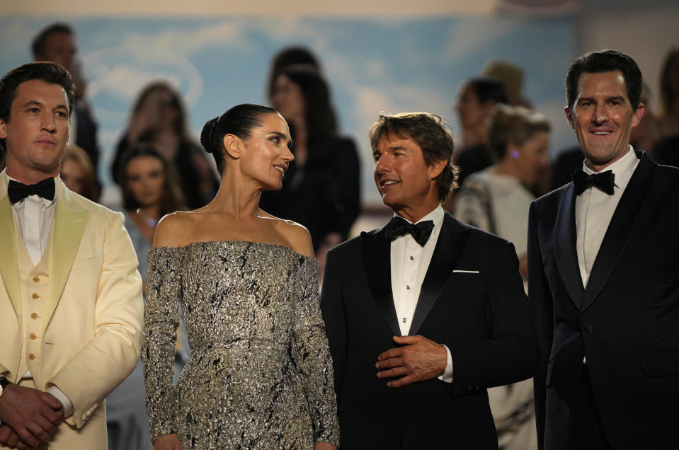 Miles Teller, de izquierda a derecha, Jennifer Connelly, Tom Cruise, y el director Joseph Kosinski salen tras el estreno de "Top Gun: Maverick" en la 75a edición del Festival de Cine de Cannes en Francia el 18 de mayo de 2022. (Foto AP/Daniel Cole)