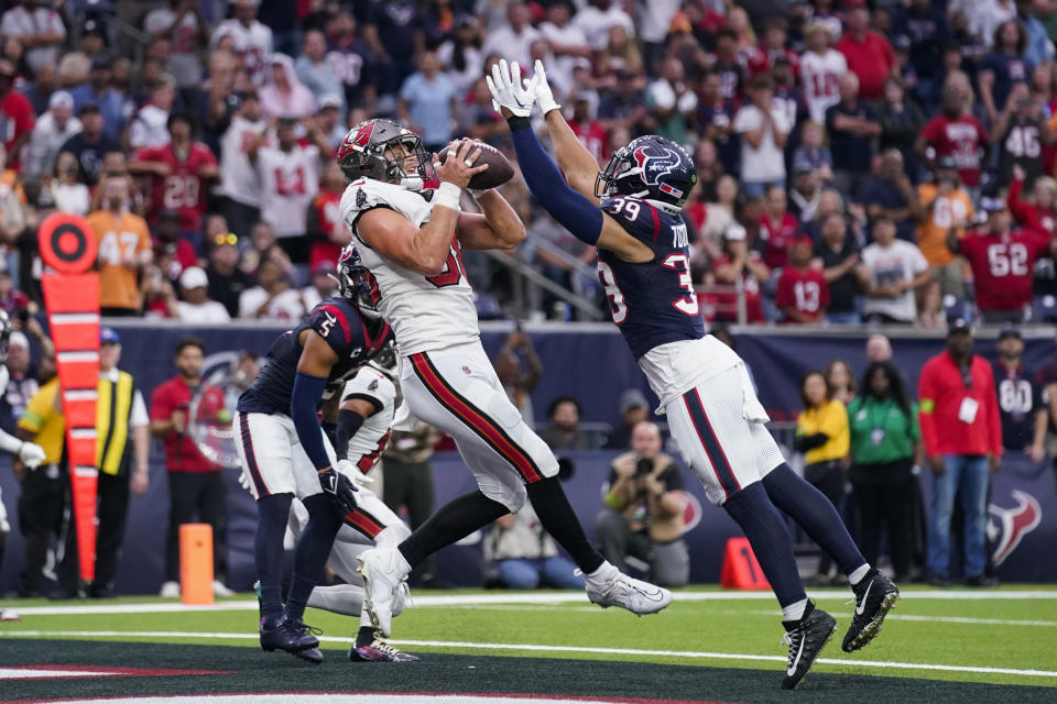 Tampa Bay Buccaneers tight end Cade Otton, left, makes a touchdown catch in front of Houston Texans linebacker Henry To'oTo'o (39) during the second half of an NFL football game, Sunday, Nov. 5, 2023, in Houston. (AP Photo/Eric Christian Smith)