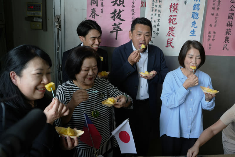 屏東鳳梨穩定外銷日本（1） 屏東縣政府與在地合作社、出口貿易商合作在日本註 冊品牌「金蜜鳳梨」穩定出貨日本BELX超市，日本 株式會社SUNBELX青果部代理副部長小川能弘（右 2）與屏東縣長周春米（右）在高樹鄉銀獅青果生產 合作社品嚐「金蜜鳳梨」。 中央社記者黃郁菁攝  113年4月22日 