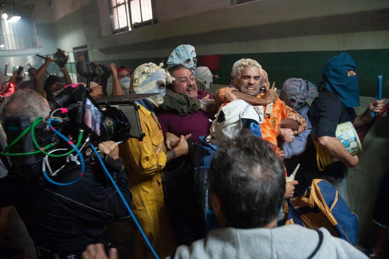 Rissi y Furtado, en una escena clave del rodaje de El Marginal 3, cuando son interceptados por un grupo de presos durante una fiesta de carnaval en San Onofre