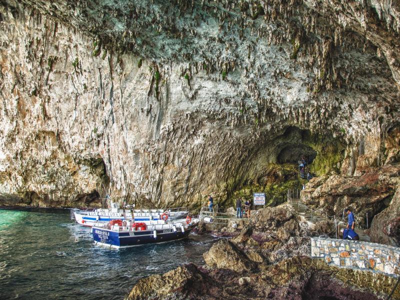 Ausflugsboote fahren Touristen zur Grotta Zinzulusa - in der hintersten Höhle wohnen lichtempfindliche Krabben, deshalb müssen Besucher draußen bleiben. Der Anblick der Grotte ist aber auch so schon imposant genug. Foto: www.viaggiareinpuglia.it