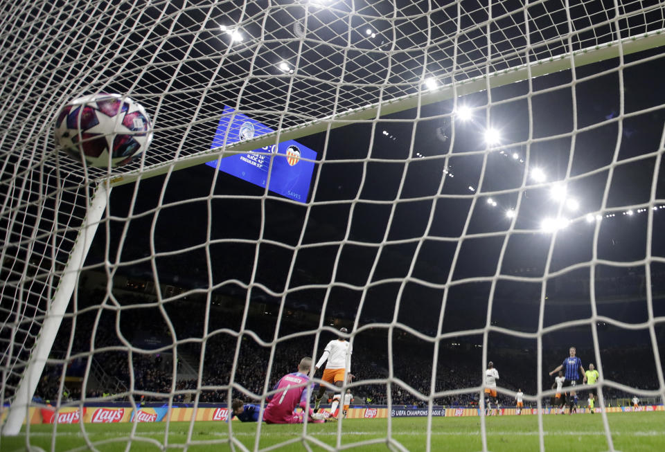 Hans Hateboer (izquierda), del Atalanta, marca el cuarto gol de su equipo ante el Valencia, el miércoles 19 de febrero de 2020, en la Liga de Campeones (AP Foto/Luca Bruno)