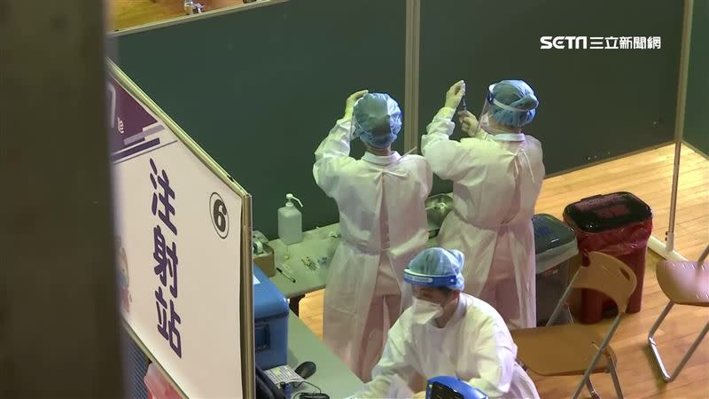 台北市基層診所協助政策進行85歲長者疫苗施打。
