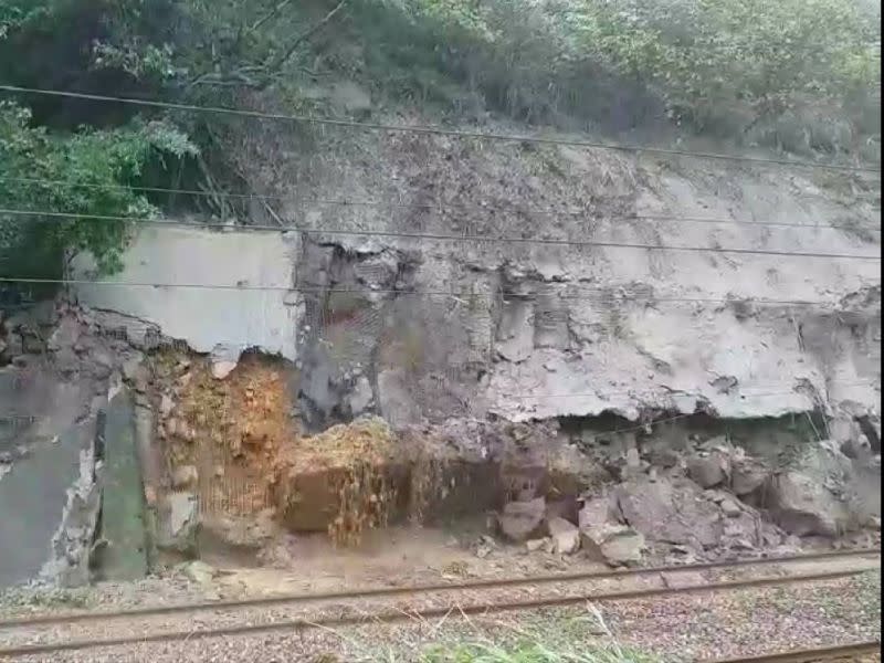 ▲台鐵瑞芳至猴硐間因連日豪雨造成邊坡滑動，今（ 4 ）日發生大規模土石崩落，導致樹林至宜蘭間對號車停駛，花東列車往北僅行駛至宜蘭站。（圖／台鐵）