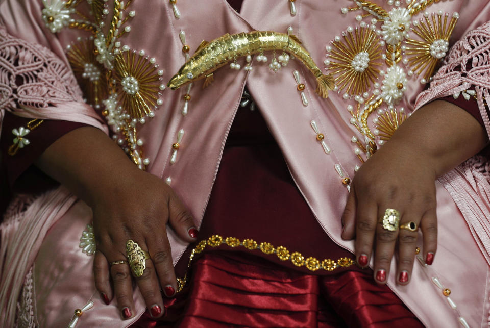 Una mujer muestra sus joyas antes de presentarse en un desfile de modas Chola en La Paz, Bolivia, el viernes 4 de diciembre de 2020. Diseñadores y fabricantes de ropa tradicional de la mujer indígena andina buscan reactivar su economía con el desfile. (Foto AP/Juan Karita)