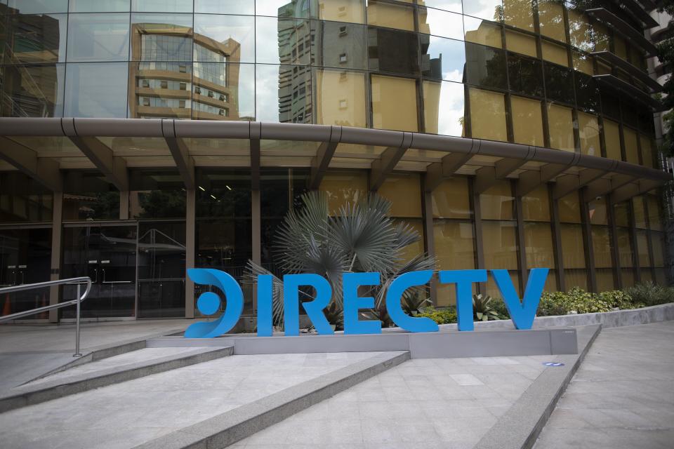 ARCHIVO - Un logotipo de DirectTV identifica la sede de la compañía en Caracas, Venezuela, el viernes 22 de mayo de 2020. (Foto AP/Ariana Cubillos, archivo)