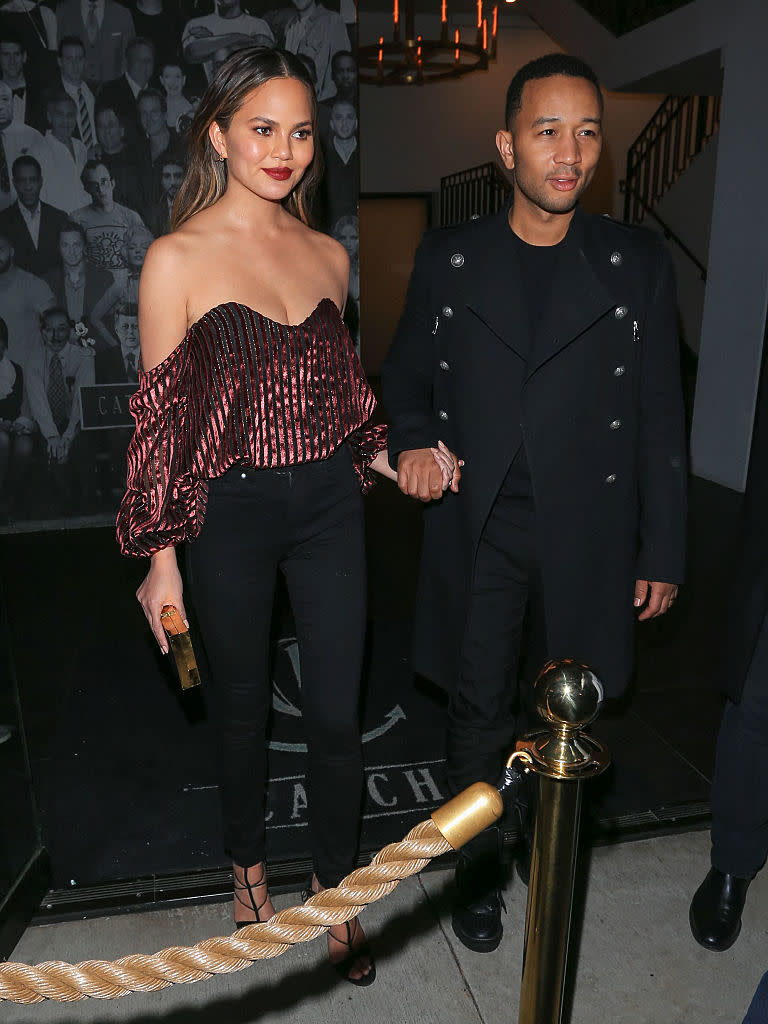 Chrissy Teigen zeigt auch ihrem Mann John Legend gern die kalte Schulter. Diesmal im trendy Samt-Top. (Bild: Getty Images)