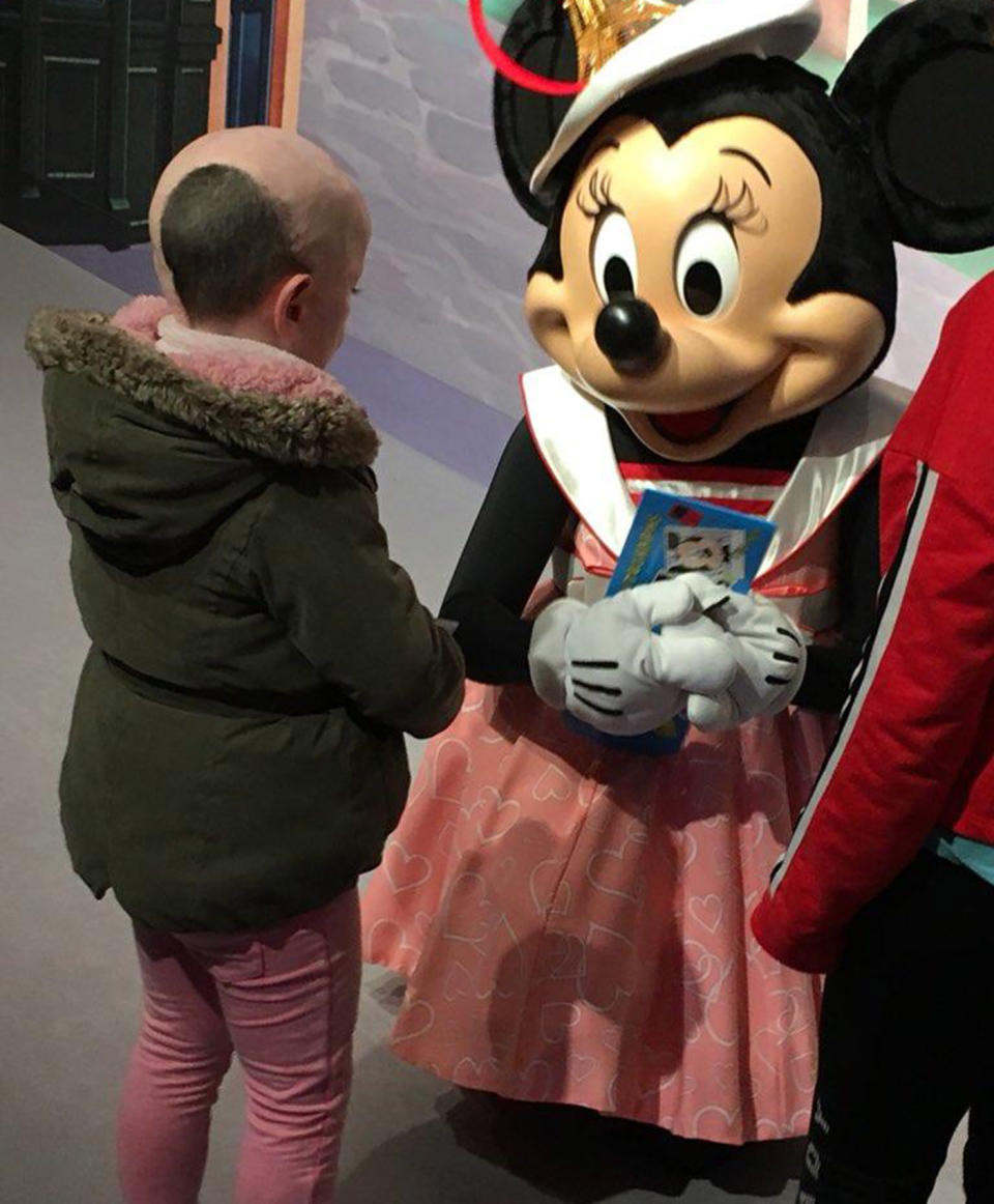 Dublin burns victim Elizabeth, 5, (left) meets Minnie Mouse. Source: Changing Faces / Facebook