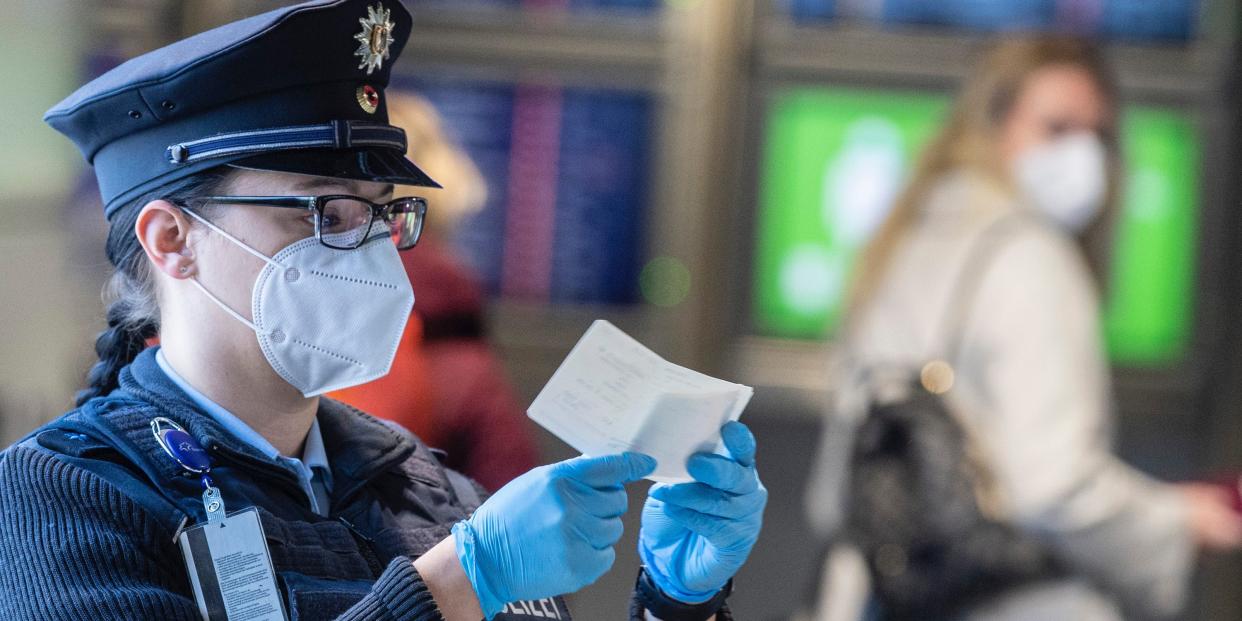 airport mask