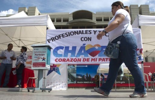 Los seguidores de Hugo Chávez expresaban este domingo su solidaridad en las calles de Caracas y en las redes sociales, después de que el presidente venezolano anunciara una nueva recurrencia del cáncer que le obligará a operarse por cuarta vez en Cuba. (AFP/Archivo | Juan Barreto)