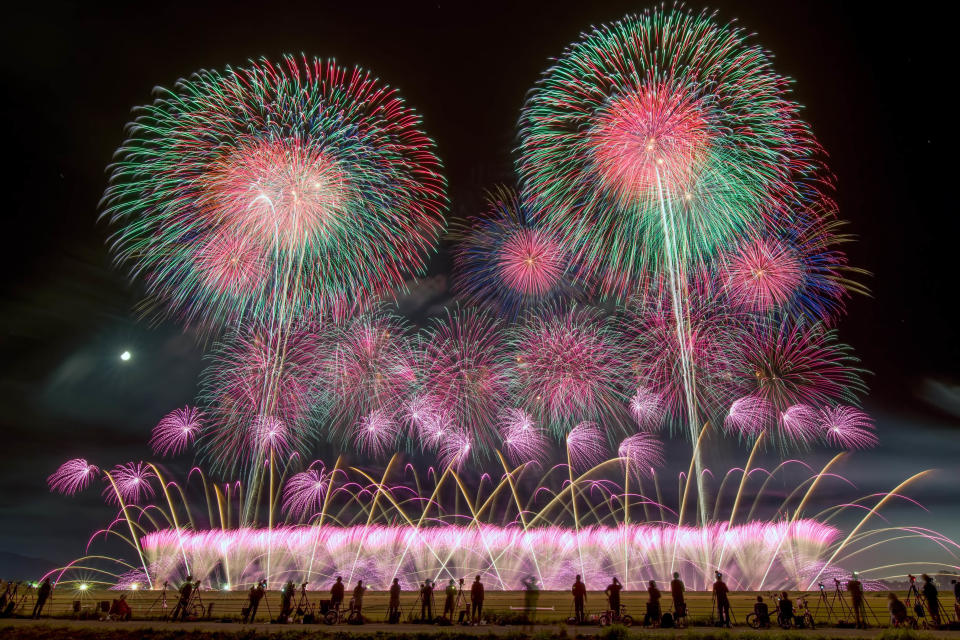 Photographer travels across Japan snapping incredible firework displays