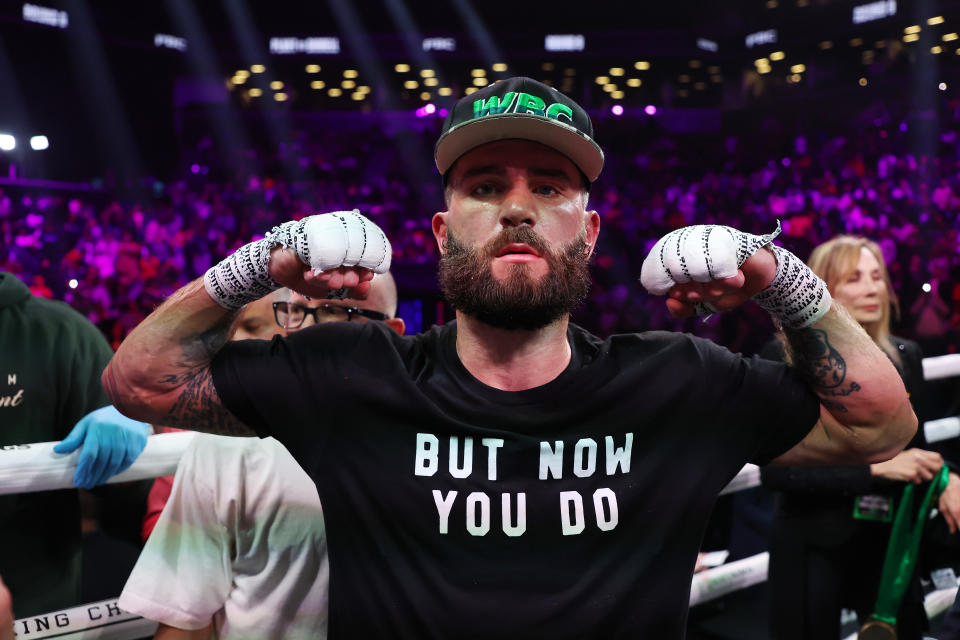 BROOKLYN, NUEVA YORK - 15 DE OCTUBRE: Caleb Plant celebra después de noquear a Anthony Dirrell en el noveno asalto durante su pelea eliminatoria por el título mundial súper mediano del CMB en el Barclays Center el 15 de octubre de 2022 en Brooklyn, Nueva York.  (Foto de Al Bello/Getty Images)