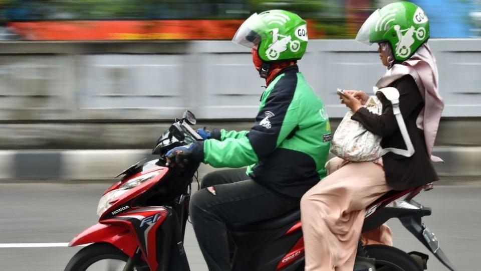 Un chofer de GoJek y una pasajera en Jakarta