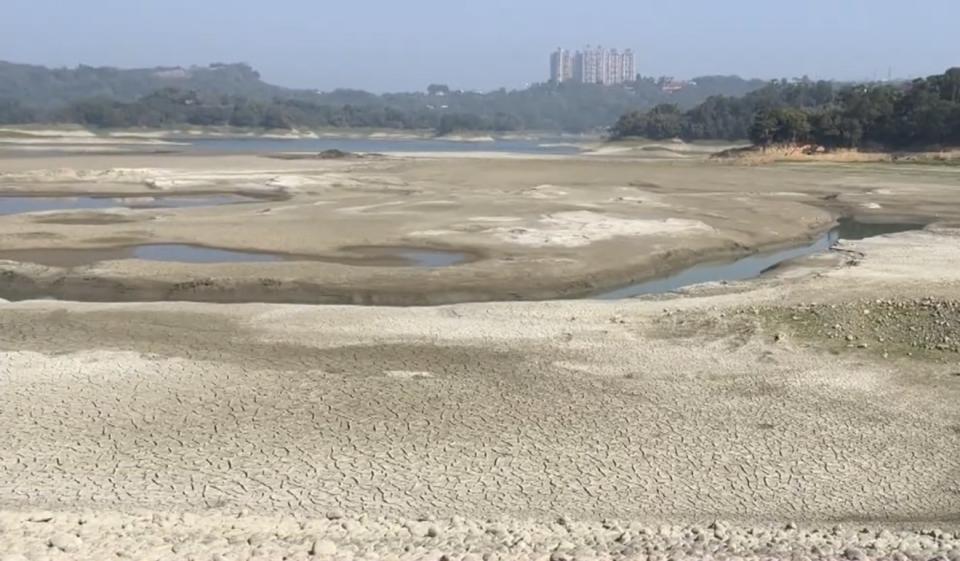 因長期不雨，南部水庫外圍已出現乾涸情況。   圖：黃博郎／攝