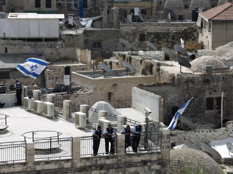 Auf den Dächern von Jerusalem wachen israelische Polizisten. Foto: Abir Sultan
