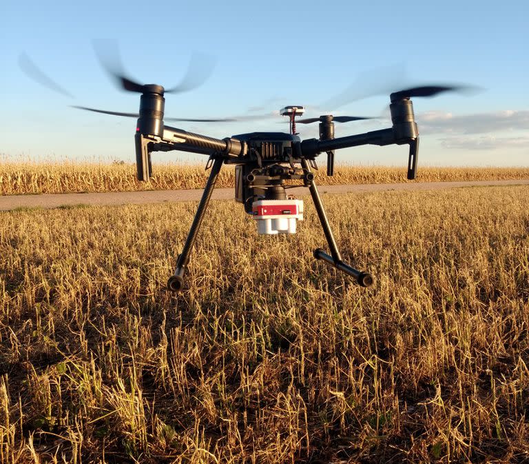 Con los drones hacen índices de vegetación, modelos de elevación, mensura de área, mapa hidrológico, detección de maleza (barbecho y luego de la siembra), distribución y conteo de plantas, calidad espacial y temporal de siembra, por ejemplo