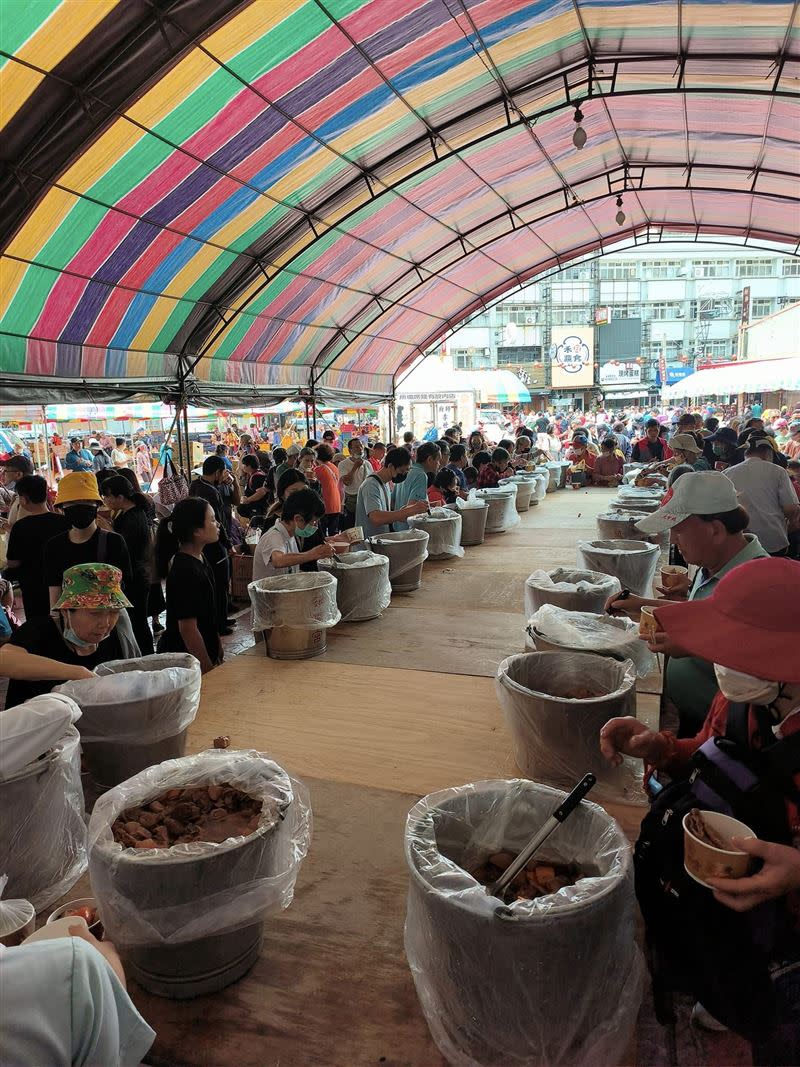 上千名志工忙著製作素食餐點給信眾享用。（圖／翻攝大甲鎮瀾宮臉書）