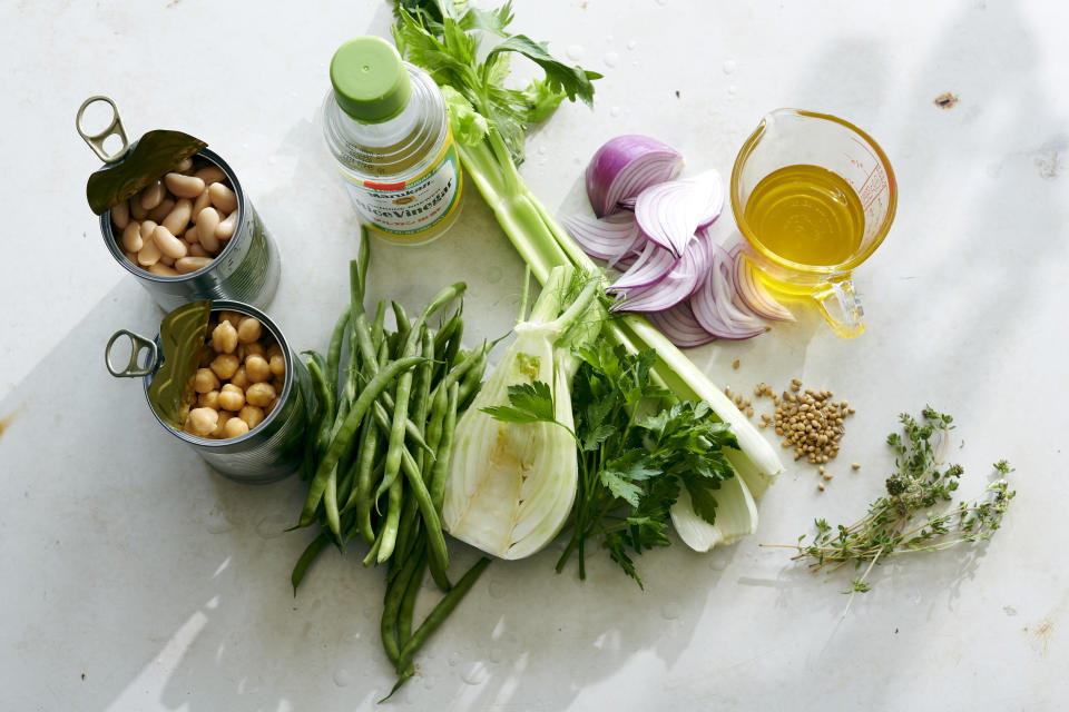 Las alubias, los ejotes frescos y los garbanzos componen la base de la ensalada herbácea de tres leguminosas en Nueva York el 18 de junio de 2021. Estilista de alimentos: Simon Andrews. (David Malosh/The New York Times)