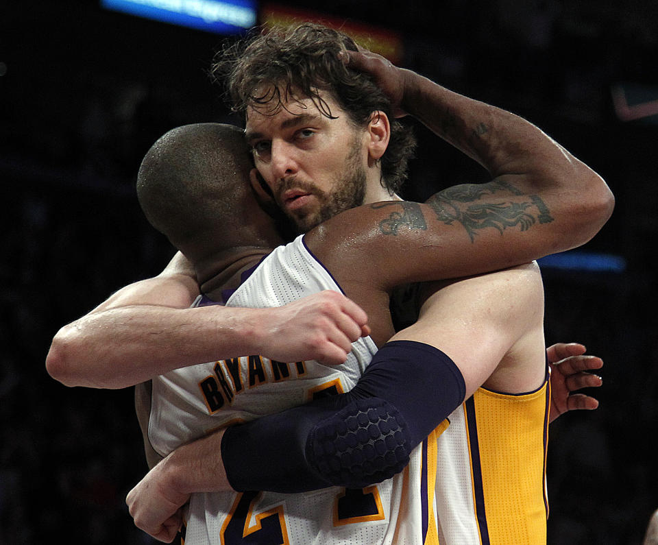 Pau Gasol and Kobe Bryant hug. (AP Photo/Reed Saxon)