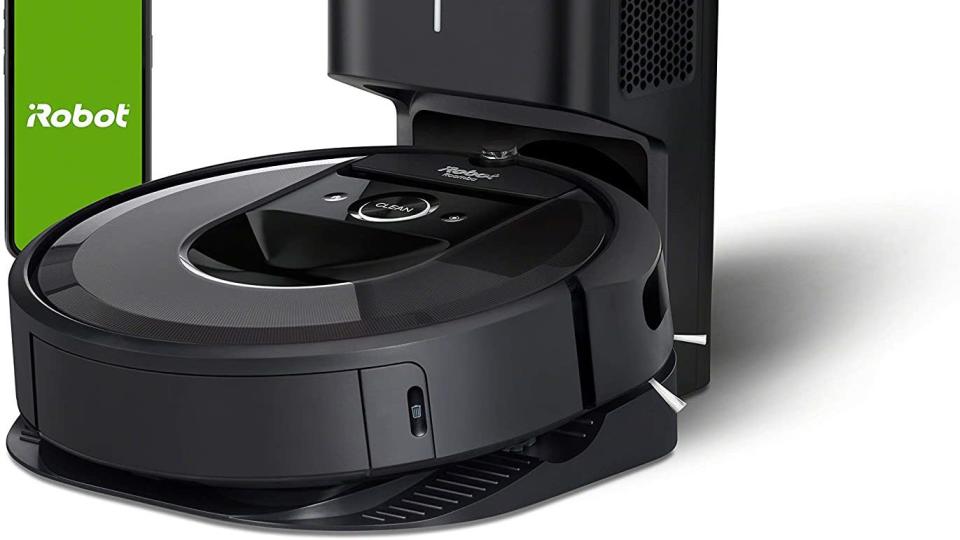 The iRobot Roomba i7+ can not only be controlled by your smartphone, it can dispose of dirt, worry-free.